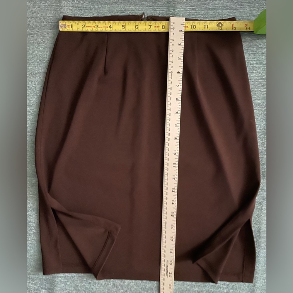 Ann Taylor Chocolate Brown Knee Length Skirt.  Sz 4P. Back Zip. Side Slits. - Picture 5 of 5